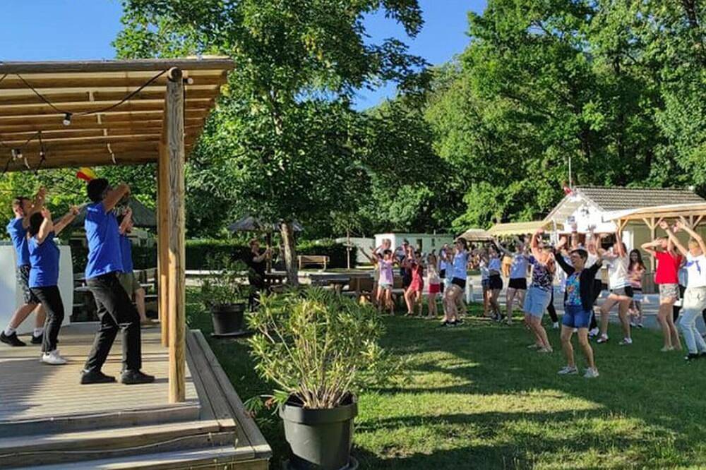 Casa móvil con terraza para 6 personas en Challes-les-Eaux in Challes-les-Eaux, Chambéry region