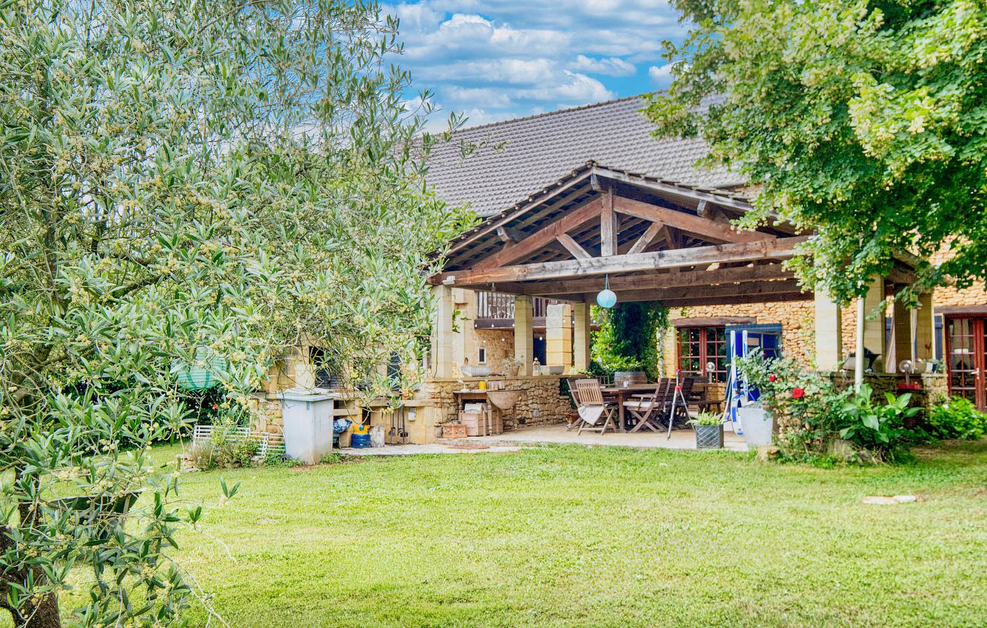 Serenity Escape : Appartement moderne à 1 RDC avec piscine et jardin in Proissans, Périgord Noir