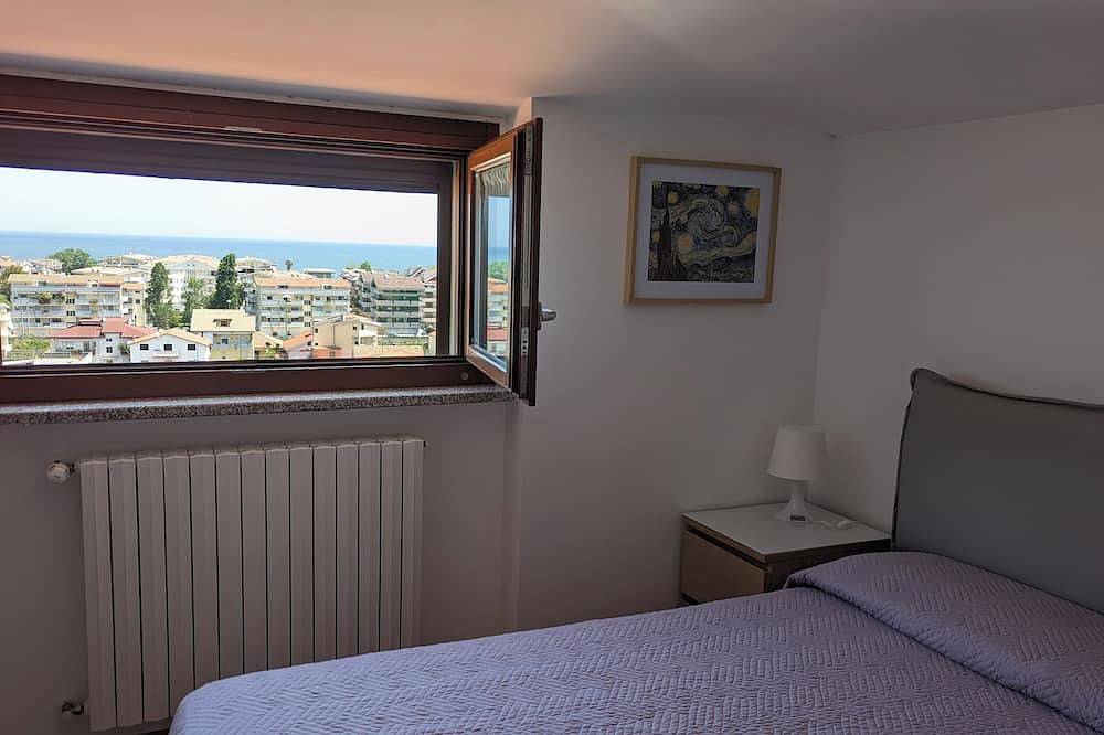 Apartamento entero, Bright 8th-floor penthouse with sea view 7 minutes' walk from the beach. in Pretaro, Pescara