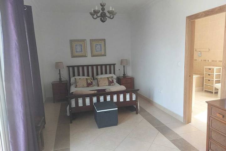 Lovely family villa overlooking Lake and Mountains 15 mins from Coast in Viñuela, Cordillera Penibética