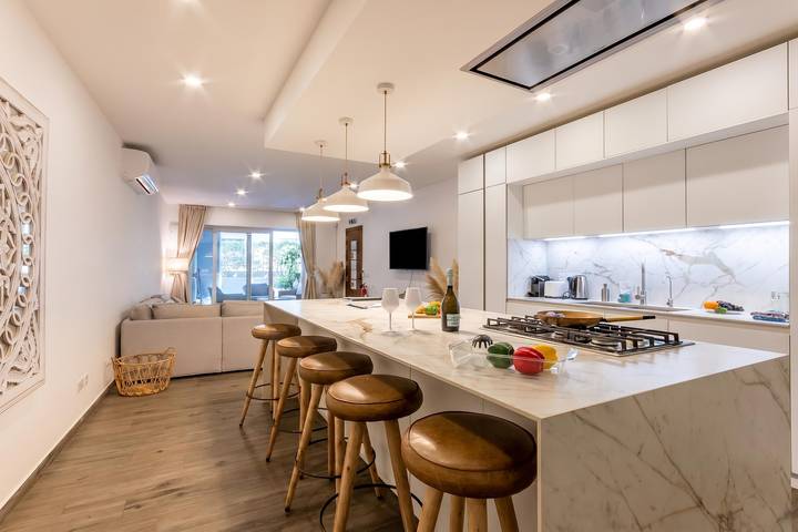 Ganze Wohnung, Modern Beautiful Pool And Sea Apt Qawra in Qawra, St. Paul's Bay