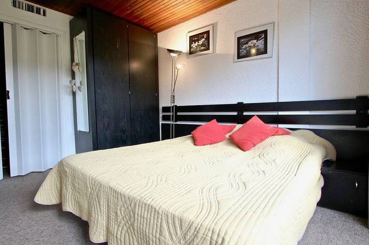 Entire apartment, 2-room cabin apartment at the foot of the slopes, East sector, 6 pers. Non-smoking. Equipped kitchen in Chamrousse, Écrins National Park