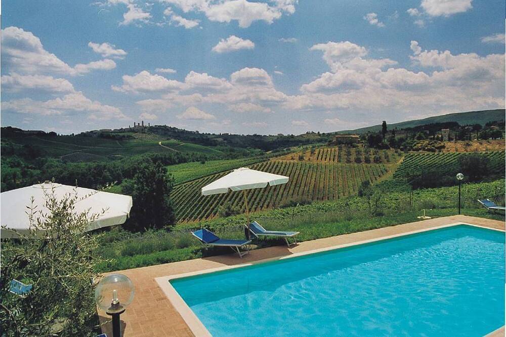 Ganze Wohnung, Casa Pozzo, umgeben von viel Grün, nur wenige Kilometer von San Gimignano entfernt, ideal für Paare in San Gimignano, Siena Provinz