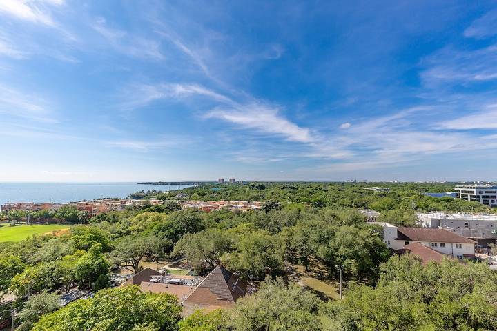 Vacation rental for 4 people, with balcony and hot tub in Coconut Grove