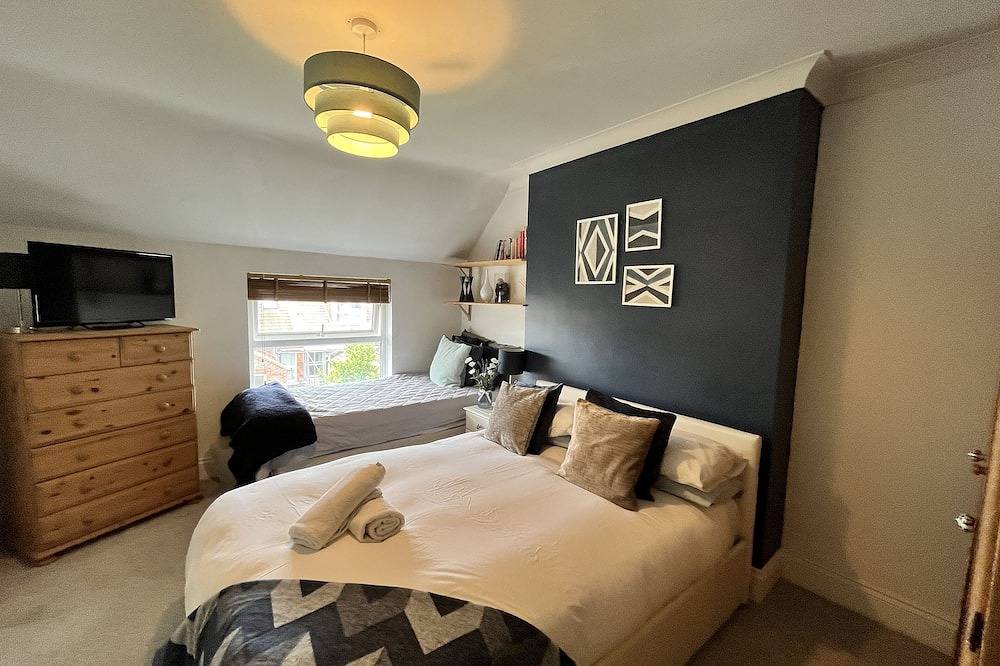 Entire apartment, Boutique by the beach, kids and cars welcome. in Southsea, Portsmouth