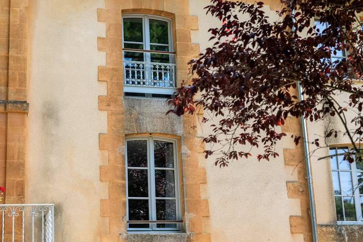 Vacation rental for 2 people, with terrace and lake view as well as yard in Dordogne