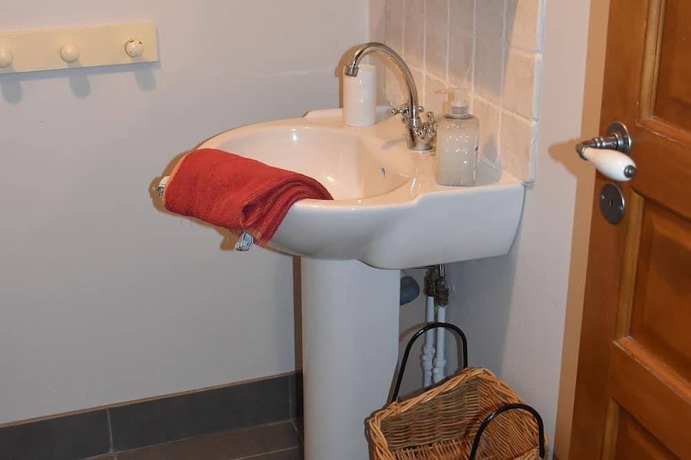 Beautiful 2 bedroom cottage 5 minutes from the River Charente in Crazannes, Région de Saintes