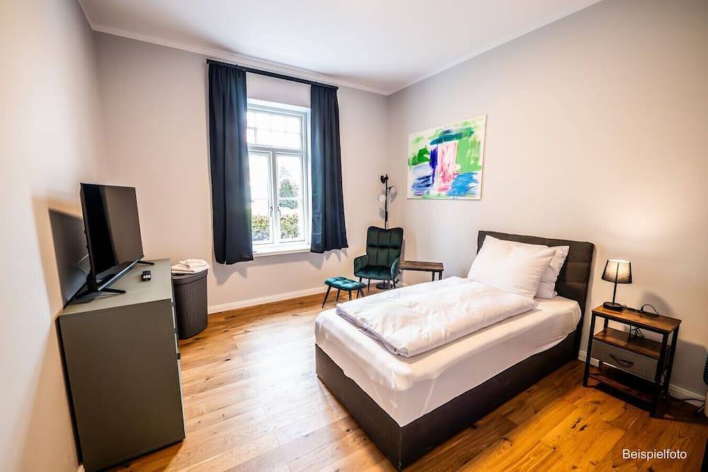 Ganze Wohnung, 3 Schlafzimmer, Wohnküche, neues Bad/Toilette - modern denkmalgeschütztem Altbau in Brunsbüttel, Nord-Ostsee-Kanal