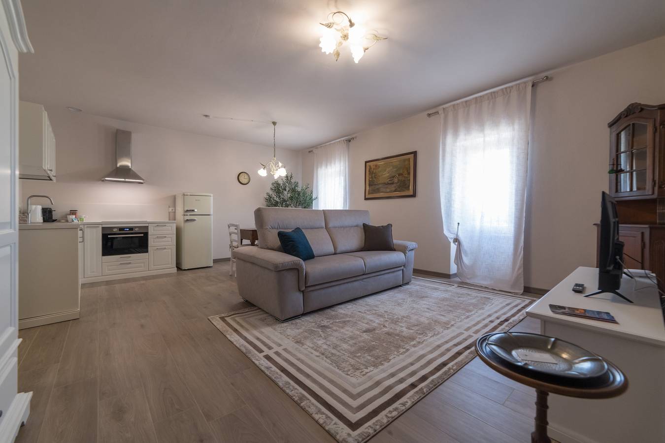 Apartamento entero, Apartamento 'Vigneto' con terraza compartida, Wi-Fi y aire acondicionado in Cavaion Veronese, Montañas Garda