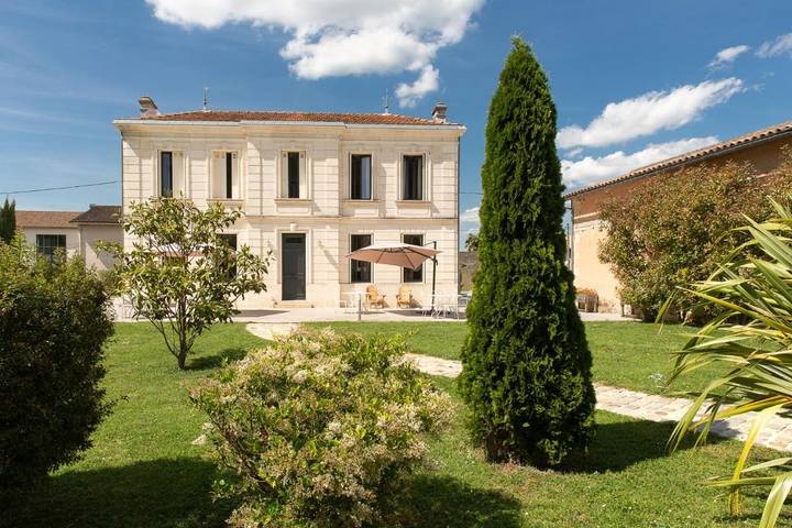 Chambre d’hôte pour 2 personnes, avec Balcon et Terrasse ainsi que Jardin et Piscine