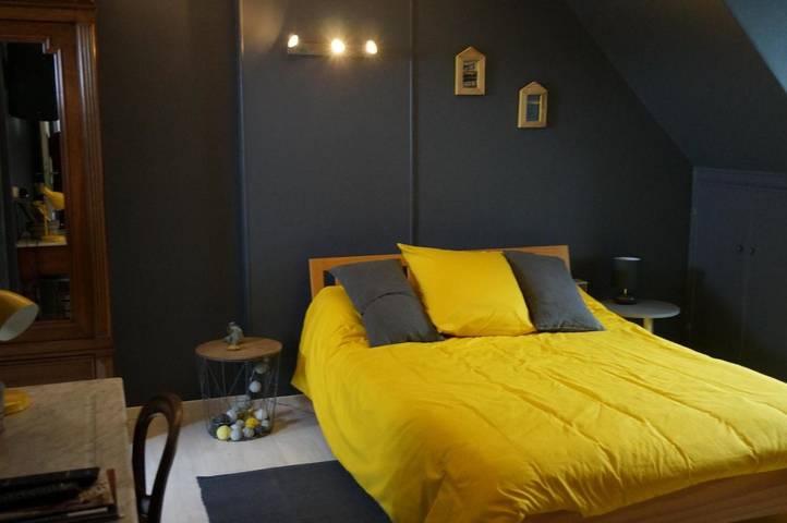 Chambre d’hôte pour 6 personnes, avec Terrasse ainsi que Jardin et Piscine à Parigné-l'Évêque