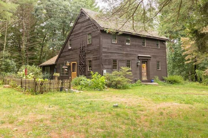 Vacation rental for 2 people, with yard and hot tub as well as balcony, with pets in Connecticut