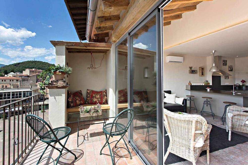 Apartamento entero, Terrissaire terraza y acceso a la piscina interior in Olot, Parc Natural de Zona Volcànica de la Garrotxa