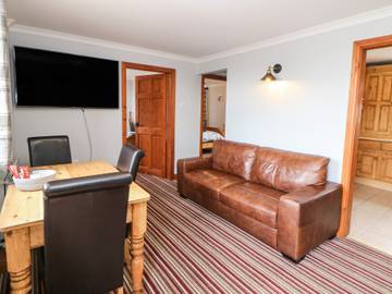 Log Cabin for 4 People in Bakewell, Peak District, Photo 2