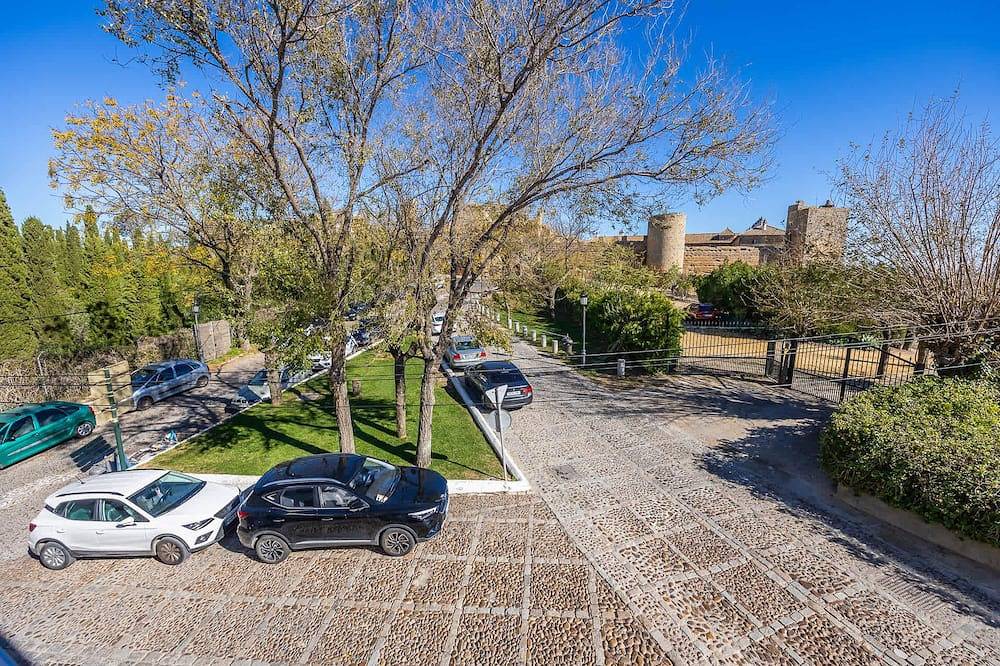 Parador-view apt- sleeps 4-1-bed apt shared rooftop terrace with castle view in Carmona, Sevilla Provinz