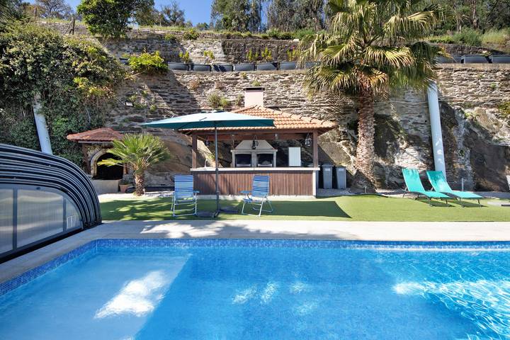 Entire apartment, Apartment 'Porto Douro - 2' with Shared Pool, Shared Terrace and Wi-Fi in Foz do Sousa e Covelo, Porto District