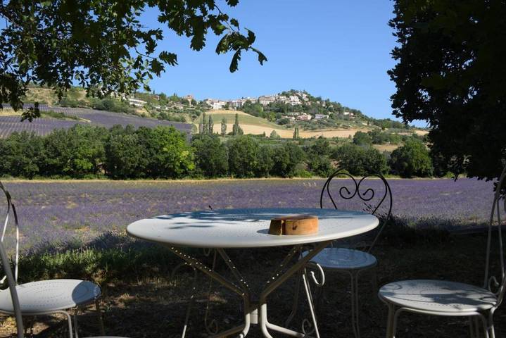 Chambre d’hôte pour 2 personnes, avec Terrasse ainsi que Jardin et Vue dans Entrevennes