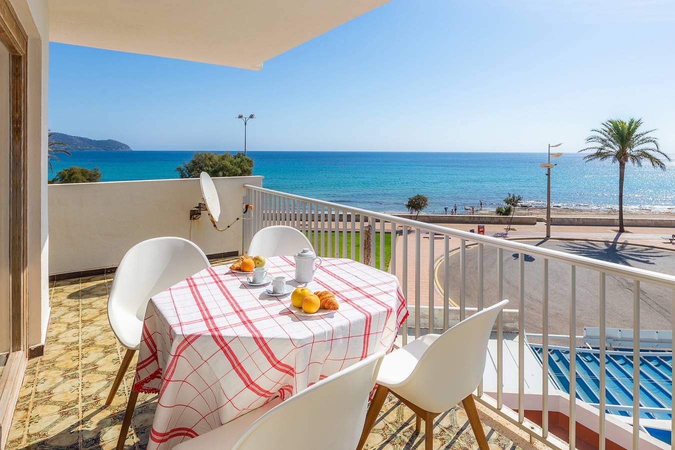 Entire apartment, Holiday Apartment Cala Nau Blau Turquesa with Sea View, Private Covered Terrace & Balcony in Cala Millor, Sant Llorenç des Cardassar