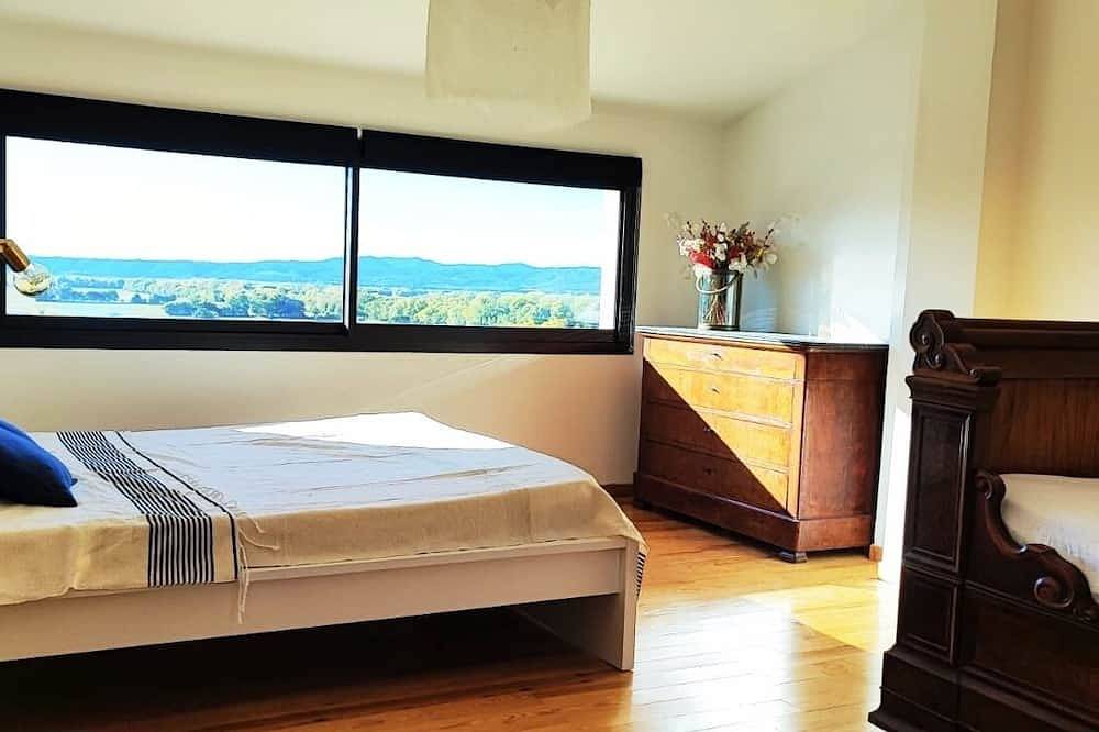 Large Artist's House with Terrace / Bright, warm and calm! in Vinon-sur-Verdon, Región Brignoles