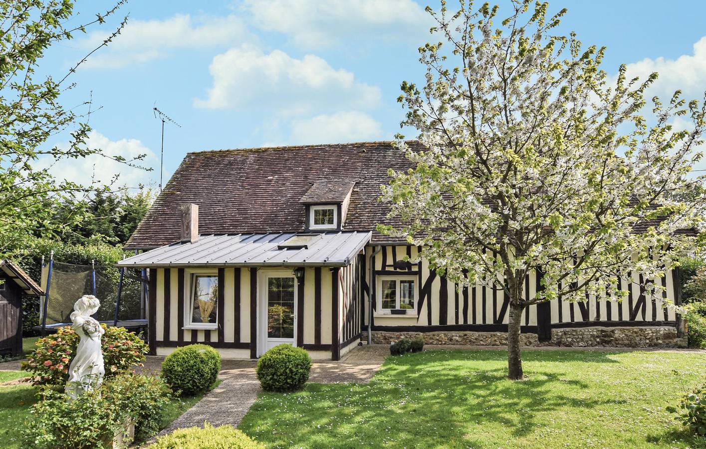 Charmantes Apartment mit Pool und Garten, 1,5 km von La Croupte entfernt in Livarot-Pays-d'Auge, Lisieux und Umgebung