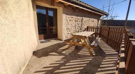 Gîte pour 4 personnes, avec jardin ainsi que piscine et terrasse à Champis