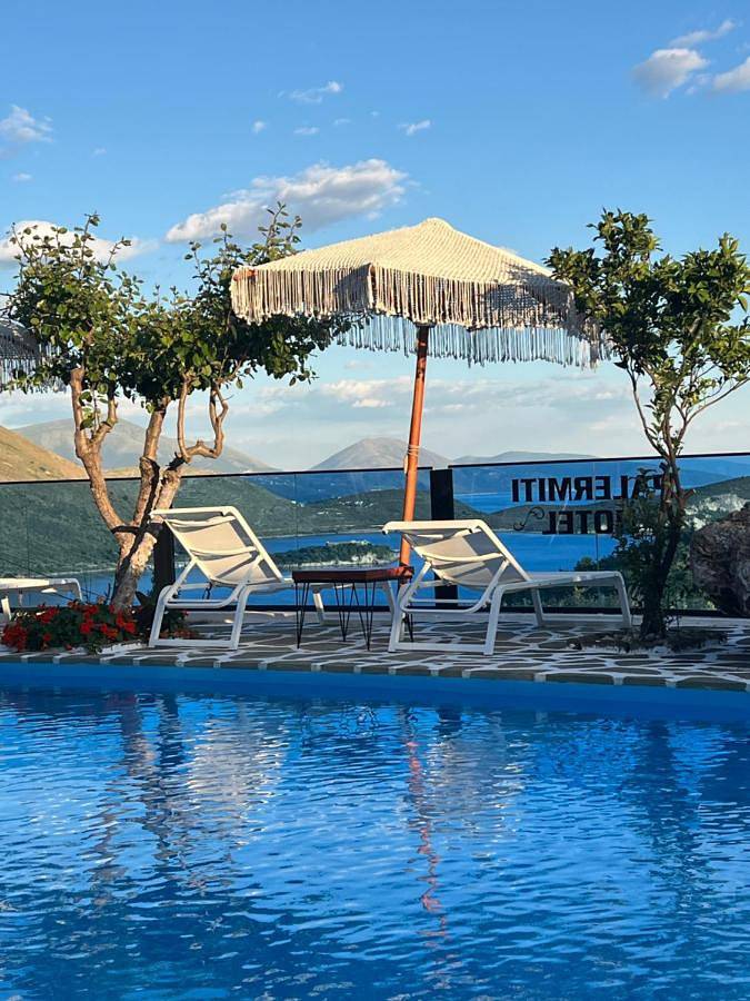 Agriturismo per 4 persone, con Terrazza e Giardino nonché Piscina e Panorama in Albania