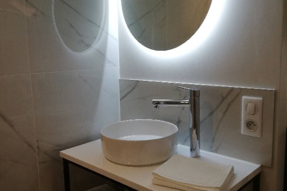 Entire apartment, Charming studio in the center of Place Clémenceau in Pau, Béarn