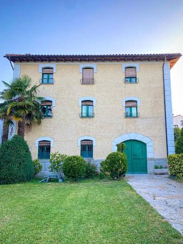 Casa de vacaciones para 8 personas, con jardín y piscina además de vistas y terraza, Se admiten mascotas en Cuenca de Pamplona