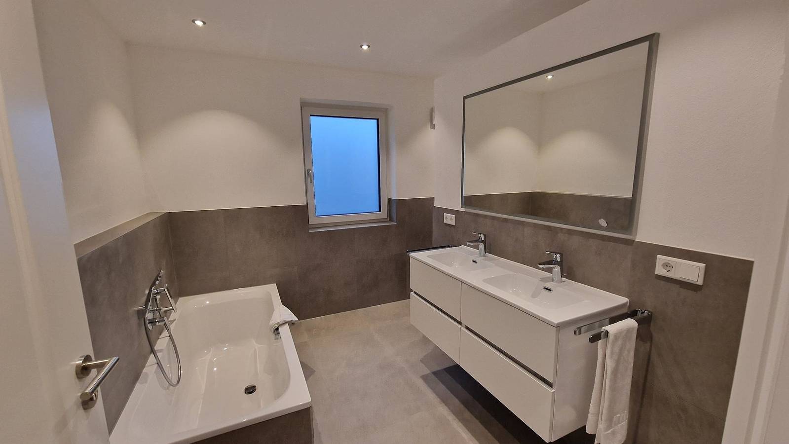 Doppelhaushälfte  - Moderner Neubau im Grünen, nahe See, S-Bahn und mit E-Ladesäule in Pöcking, Starnberger See