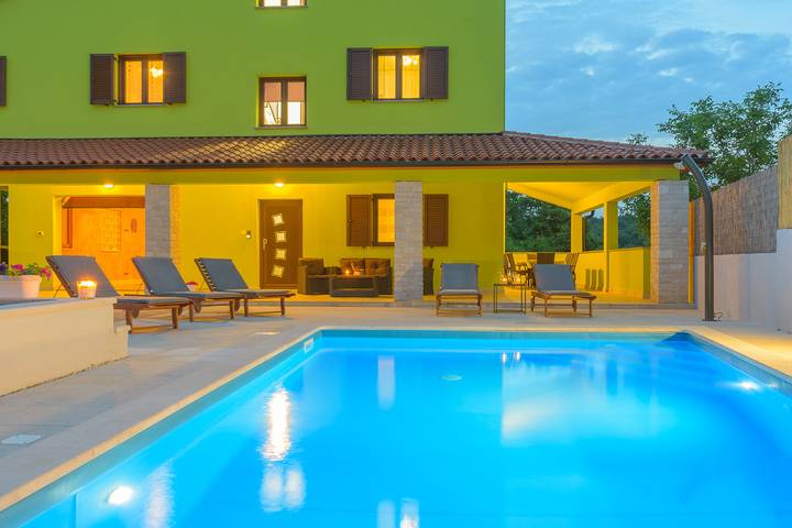 Ferienhaus für 10 Personen, mit Terrasse und Pool