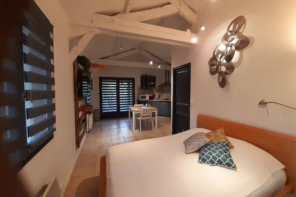 Appartement entier, Maison studio gîte de vacances Sud de la France Lot Aveyron in Capdenac, Lot