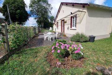 Gîte pour 4 personnes, avec terrasse et jardin à Messeix