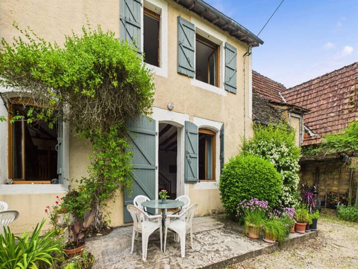 Gîte pour 4 personnes, avec jardin et piscine, adapté aux familles à Montignac