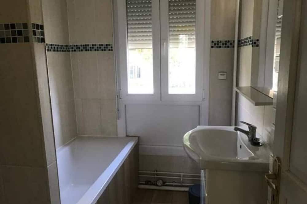 Entire apartment, Puteaux : Appartement Spacieux Pour 5 Personnes in Puteaux, Hauts-de-Seine