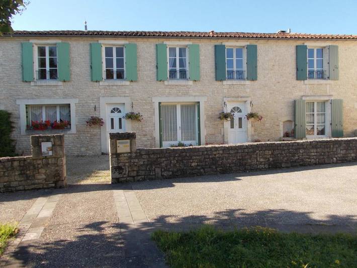 Location de vacances pour 4 personnes, avec Jacuzzi et Terrasse ainsi que Jardin et Piscine à Saint-Fraigne