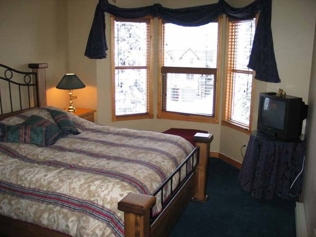 Snowgums, 3 bedroom 3 bathroom townhome, renovated kitchen and secure garage in Silver Star