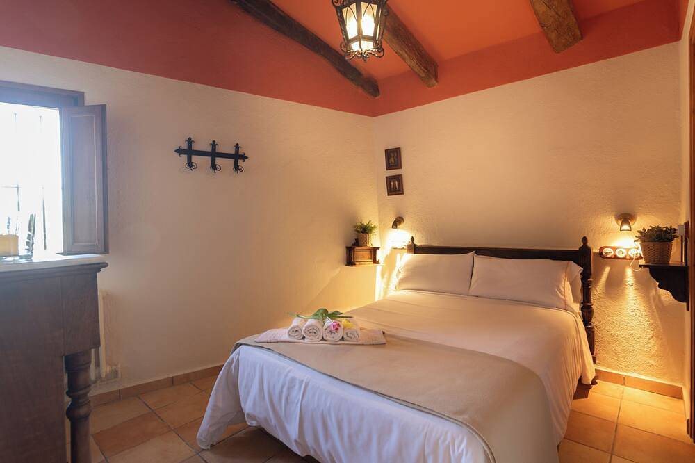 Villa sourrendeb von Weinbergen der Nähe von Sitges und Barcelona in Alt Penedès, Penedes DO