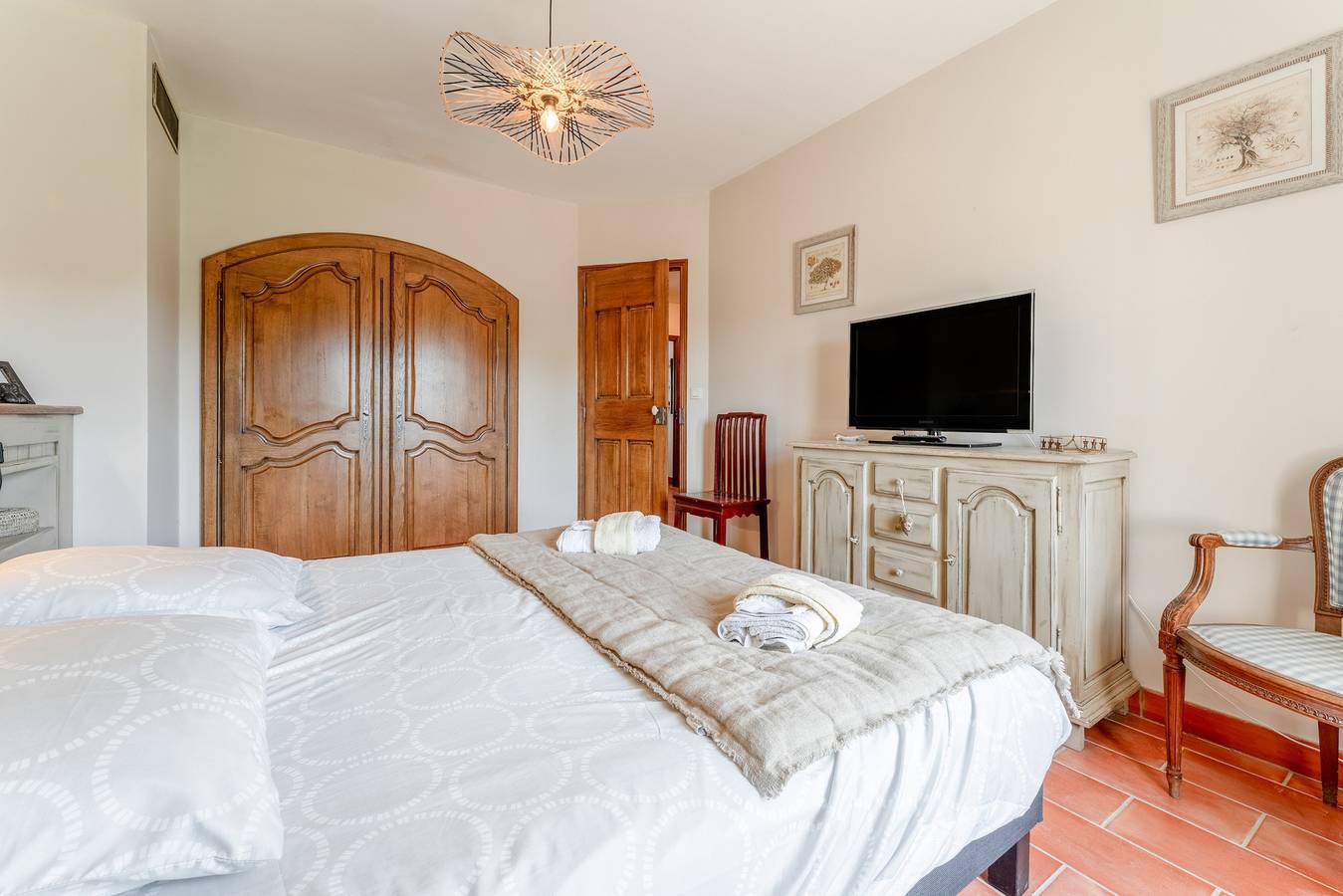 Clos Saint-Véran : Chambres dans un mas arboré in Cavaillon, Parc naturel régional du Luberon