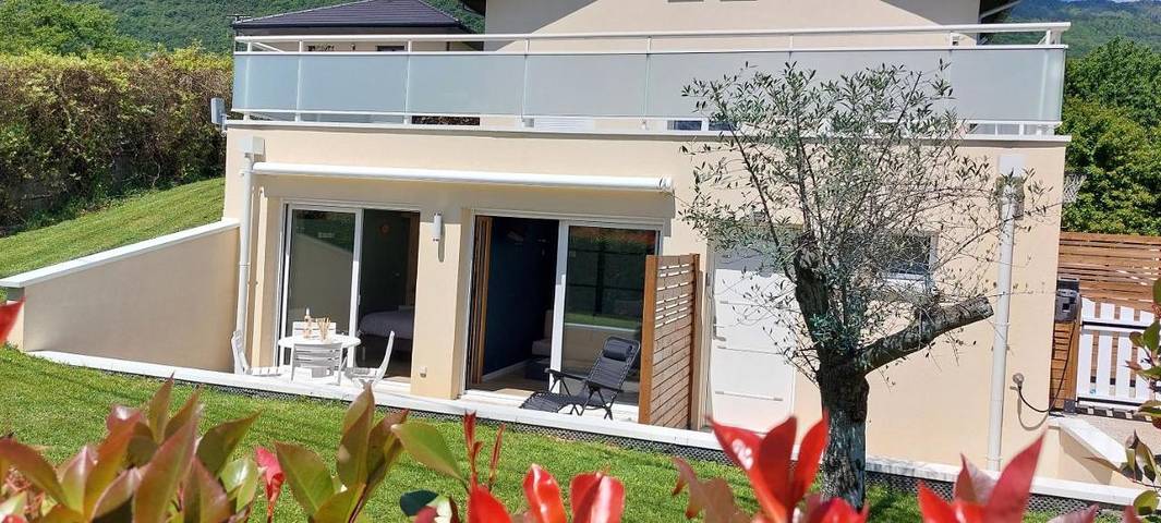 Gîte pour 2 personnes, avec terrasse ainsi que jardin et vue à Burettes - 2