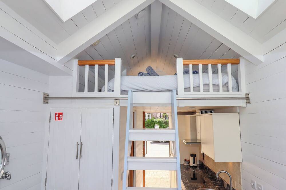 Beach Hut 5, romantic, country holiday cottage in Shaldon in Shaldon, Devon