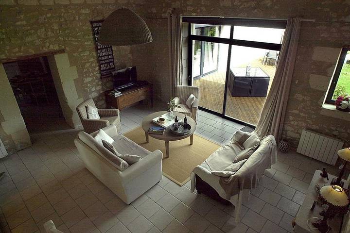 Location de vacances pour 7 personnes, avec jardin ainsi que vue et piscine à Les Ormes - 4