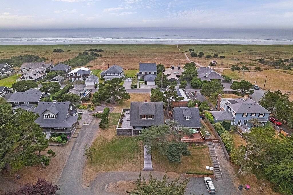 Relaxing Beach Vibes on Quiet Ridge w/ Fireplace and Private Deck, Walk to Beach and Close to Golf in Gearhart, Clatsop County