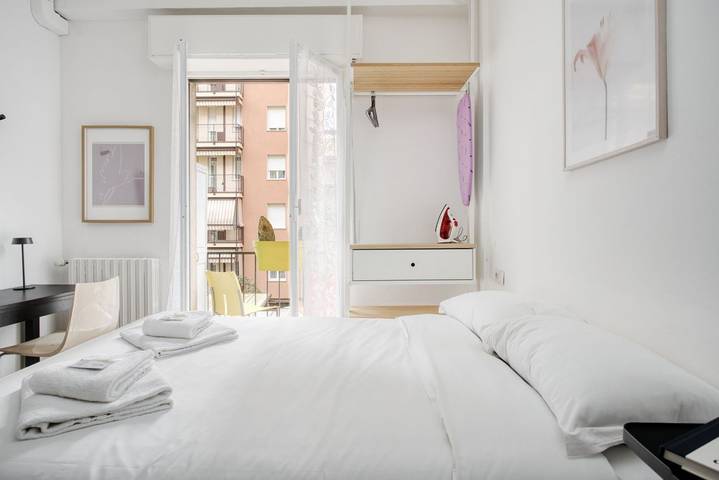 Appartamento intero, Joivy Studio minimalista con balcone vicino alla metro in Milano, Provincia di Milano