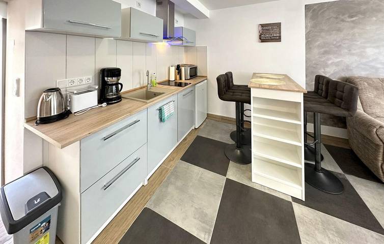 Ganze Ferienwohnung, Modernes Strandapartment mit Parkplatz, Terrasse und Meerblick in Klink, Müritz