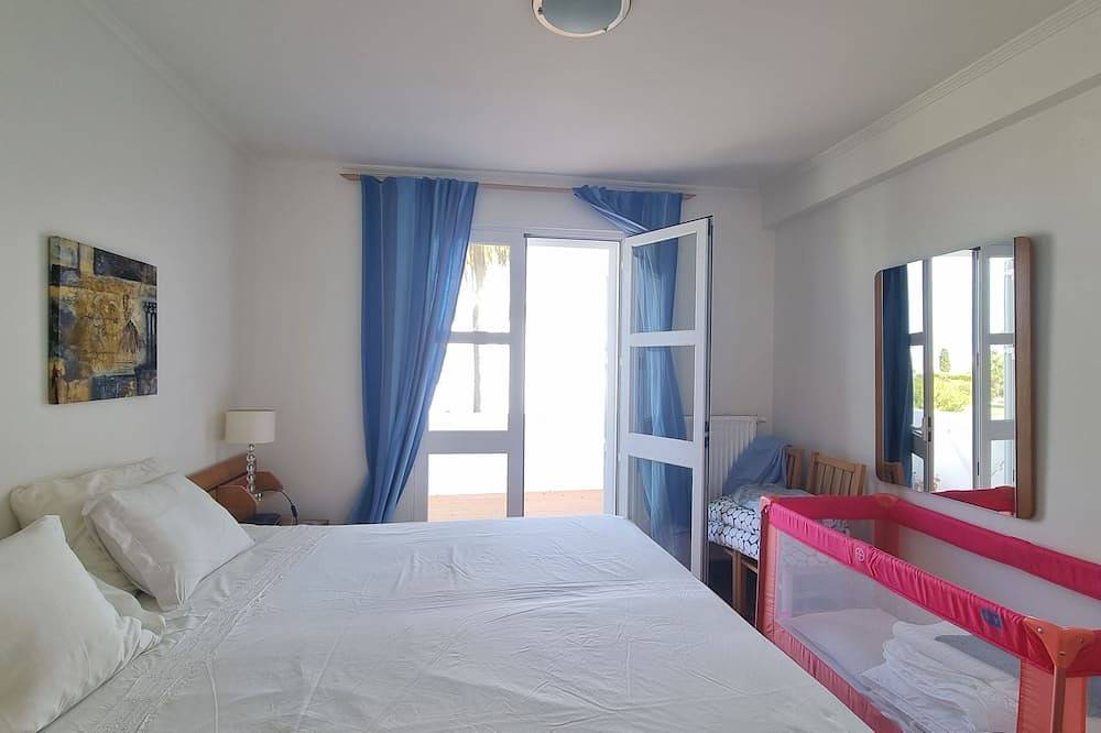 Ganze Wohnung, Strand 300 m entfernt! Familienapartment mit Meerblick und Pool! in Guia, Faro Distrikt