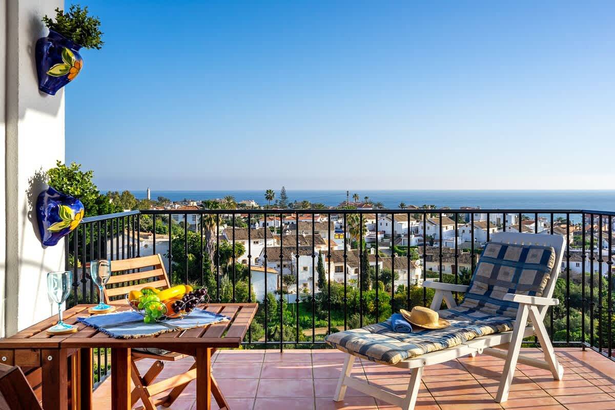 Apartamento inteiro, Stunning Mediterranean View Top-Floor Apartment El Faro in Mijas Costa, Mijas