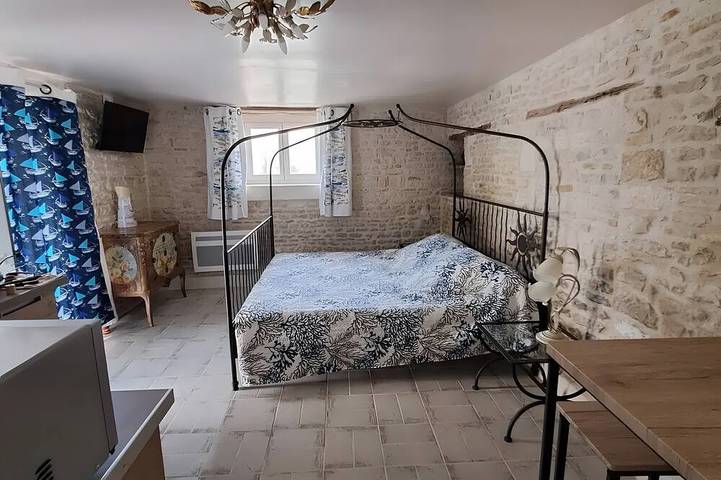 Location de vacances pour 2 personnes, avec piscine et jardin, animaux acceptés à Longré - 3