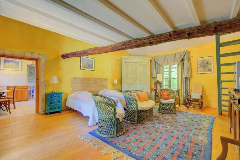 Entire apartment, Van Gogh - Sunny terrace overlooking the park in Fourques, Nimes region