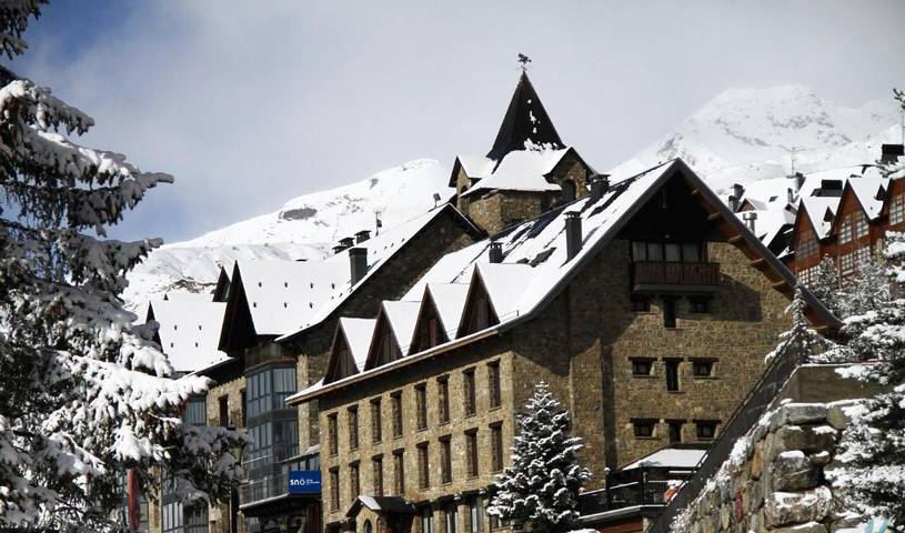 Apartamento para 4 personas, con terraza y sauna además de piscina y jacuzzi en Formigal (Esquí)