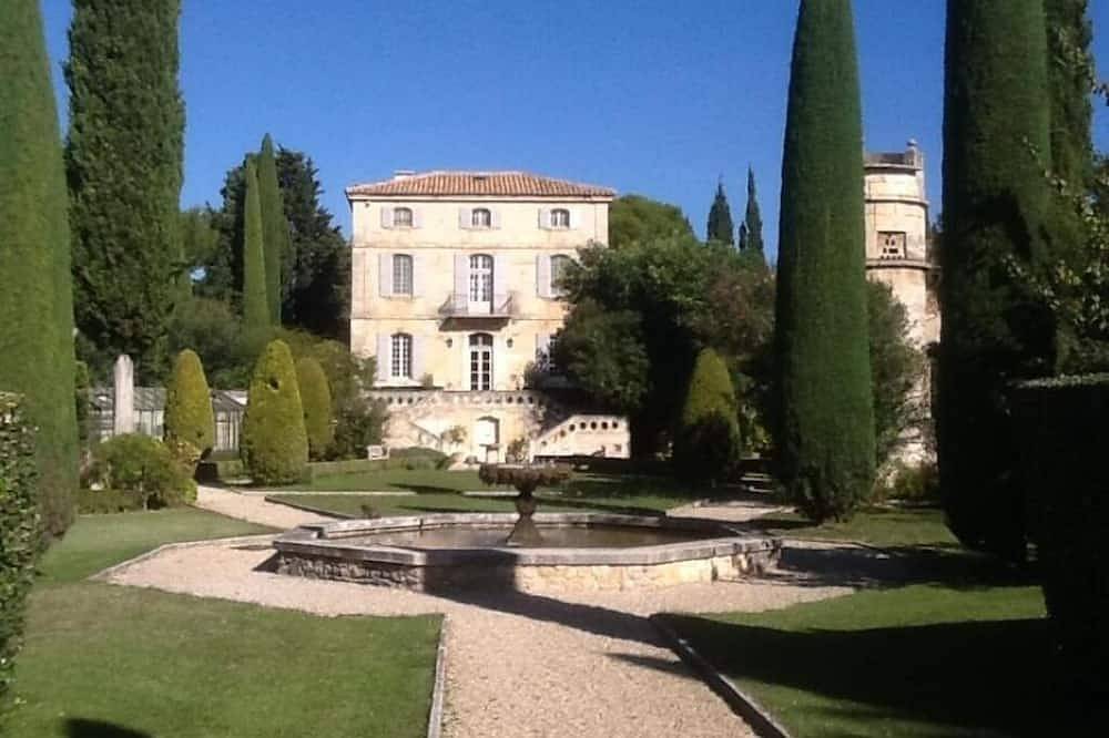 Château du 18ème siècle aux abords du village. A 8 km des Baux de Provence. in Fontvieille, Région d'Arles